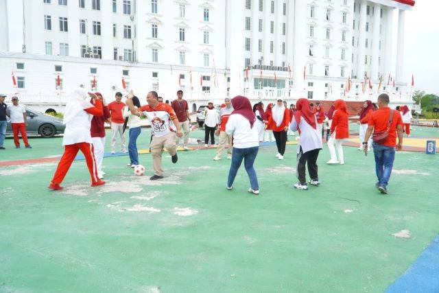 Keluarga besar Diskominfotiks Rohil gelar peringatan HUT Kemerdekaan RI ke-80 Senin (18/8/2025) di Halaman Kantor Bupati. Foto: Diskominfotiks Rohil/Amr